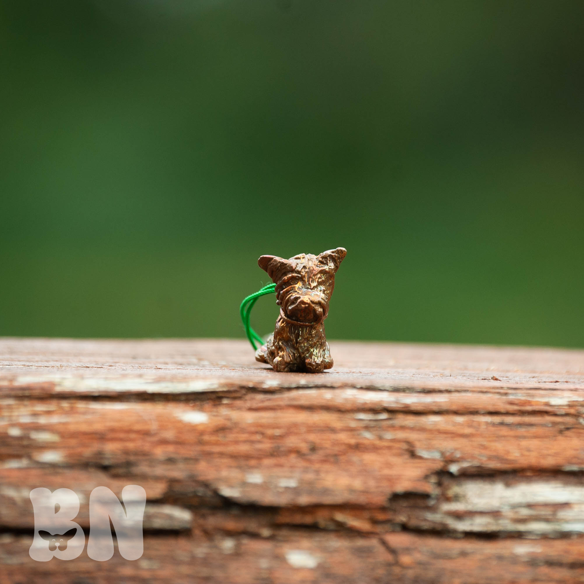 Precíziós öntéssel készült yorkshire terrier kutya figura.