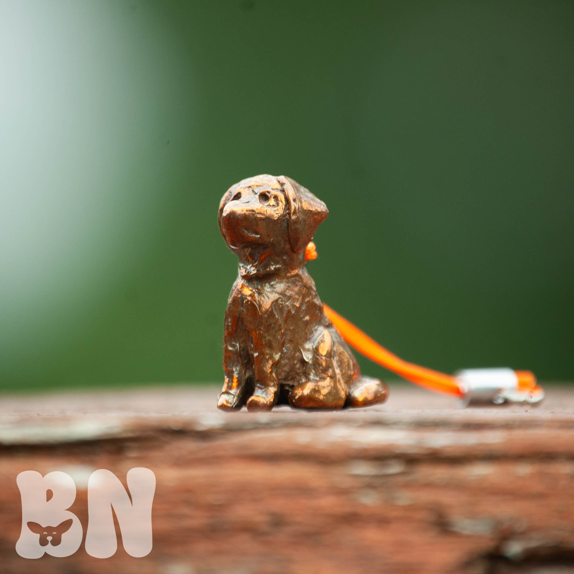 Precíziós öntéssel készült labrador kutya figura.