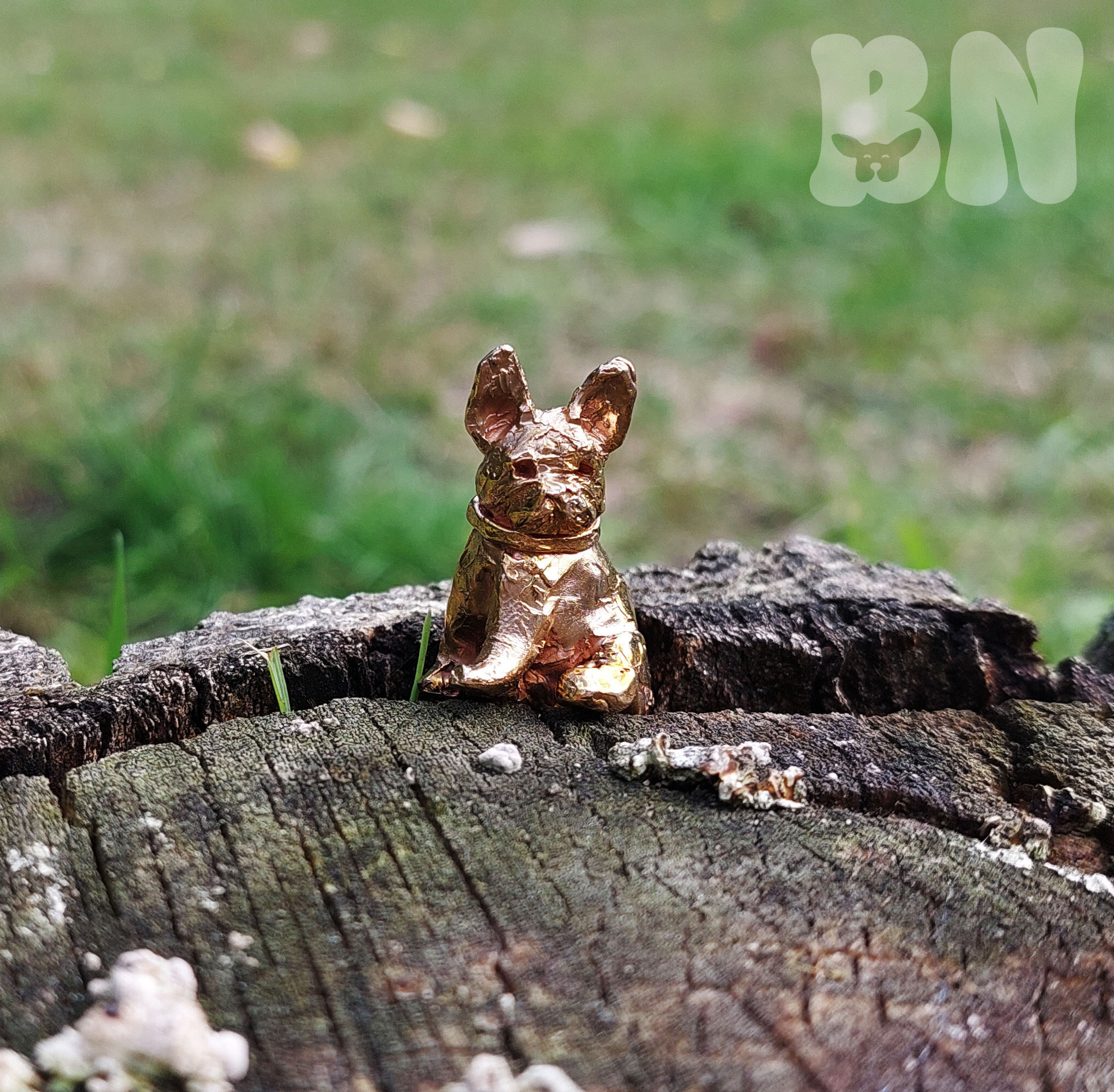 Precíziós öntéssel készült francia bulldog kutya figura.