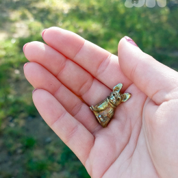 Precíziós öntéssel készült francia bulldog kutya figura.