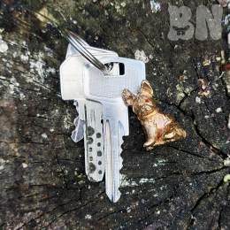 Precíziós öntéssel készült francia bulldog kutya figura.