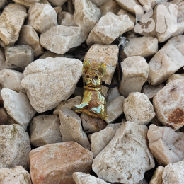 Precíziós öntéssel készült francia bulldog kutya figura.